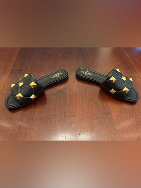 Valentino Garavani Rockstud Quilted Leather Slide Sandals – Black